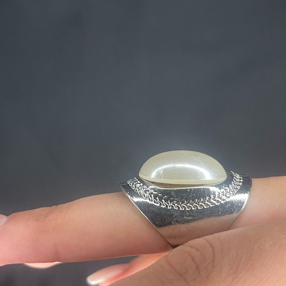 Elegant Silver and pearl Ring - Picture 3 of 3